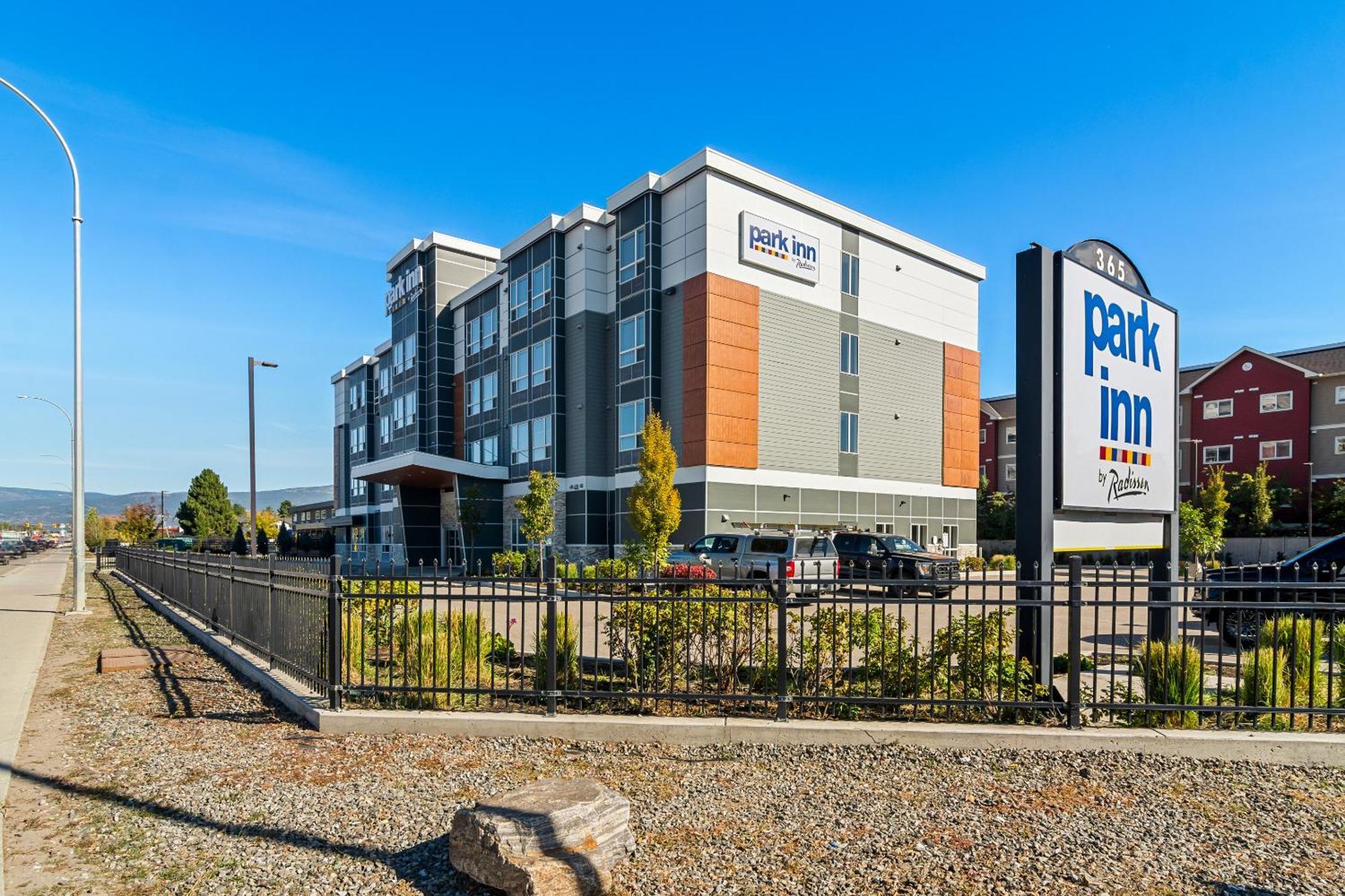Park Inn By Radisson, Kelowna Esterno foto